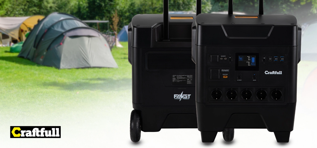 Craftfull Powerstation Fast Charge PS3600 Zwei Stromspeicher nebeneinander vor vielen aufgestellten Campingzelten